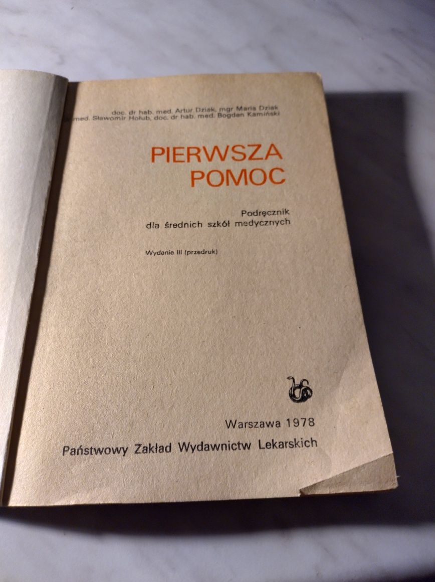 Książka: Pierwsza pomoc. Autorzy S.Dziak, a. Dziak, S.Hołub, B. Kamińs