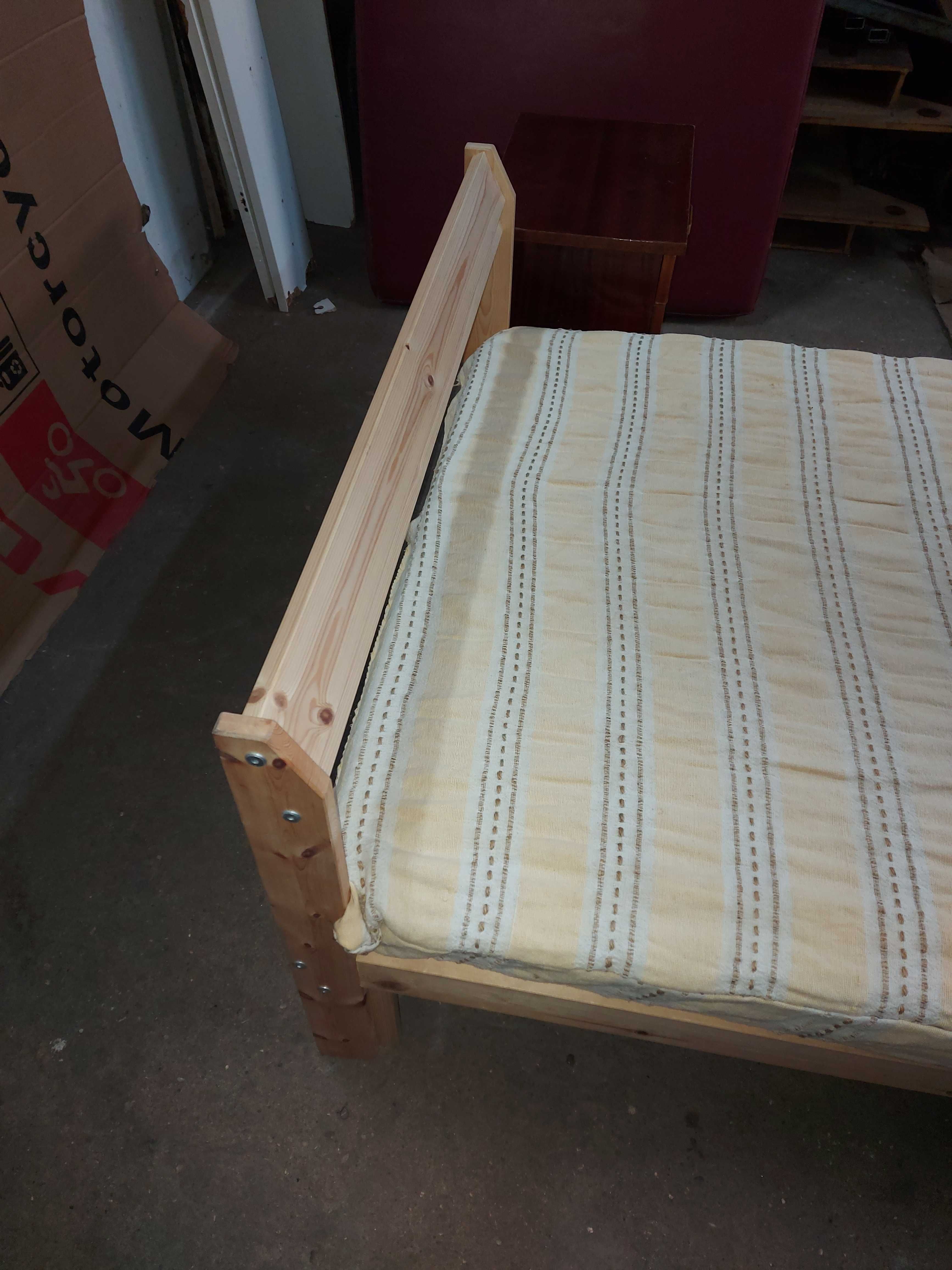 Cama de solteiro com colchão e mesa de cabeceira