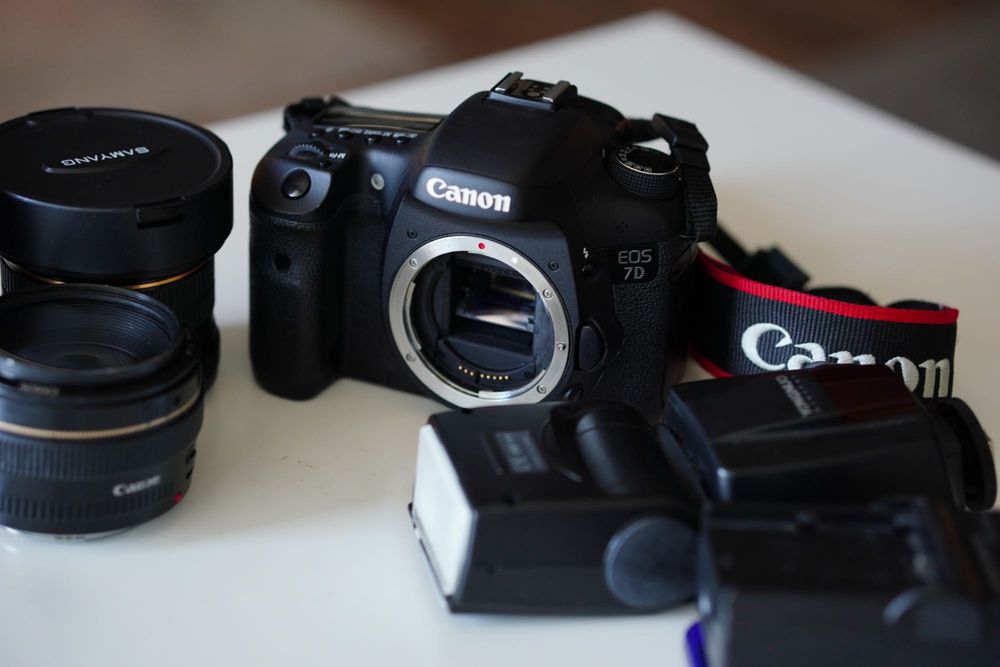 Canon 7D + 50mm f/1.4 + 17-70mm f/2.8-4.5 + Fisheye 8mm + lampa