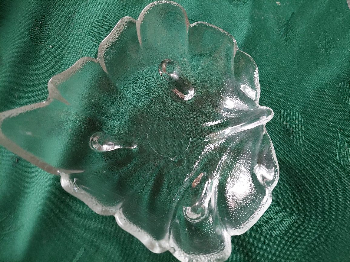 Stara szklana ozdobna miseczka w kształcie liscia