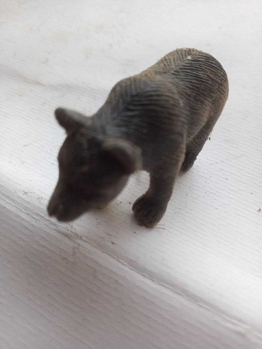 Brinquedo com figura de urso pardo