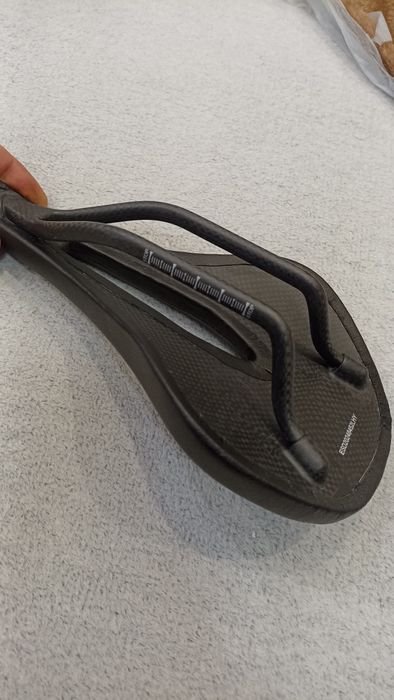 Сідло карбонове велосипеда