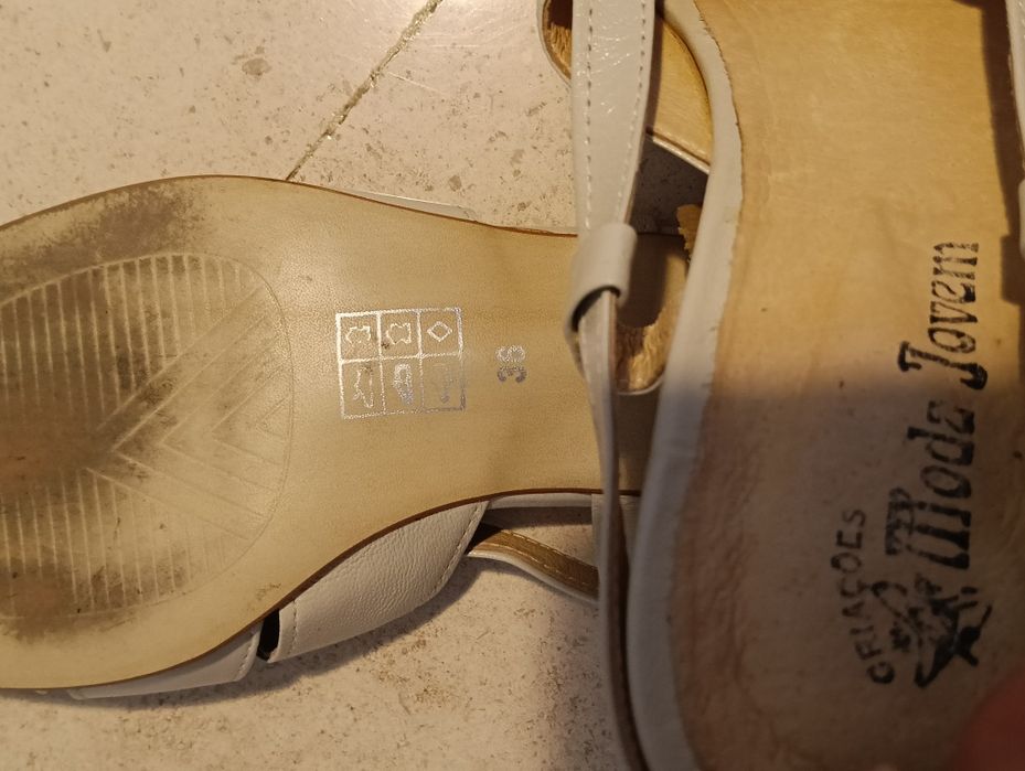 Sapatos sandálias cremes beges em pele verdadeira