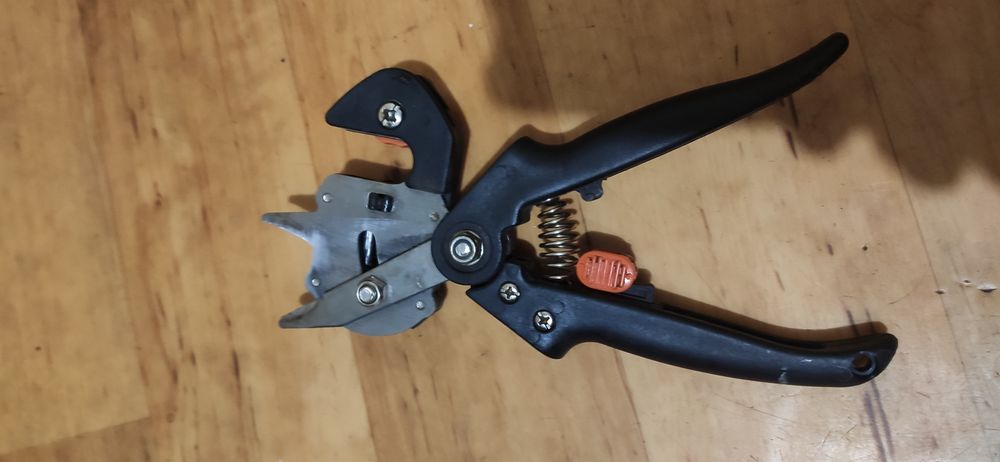 Прививочный секатор для сада.