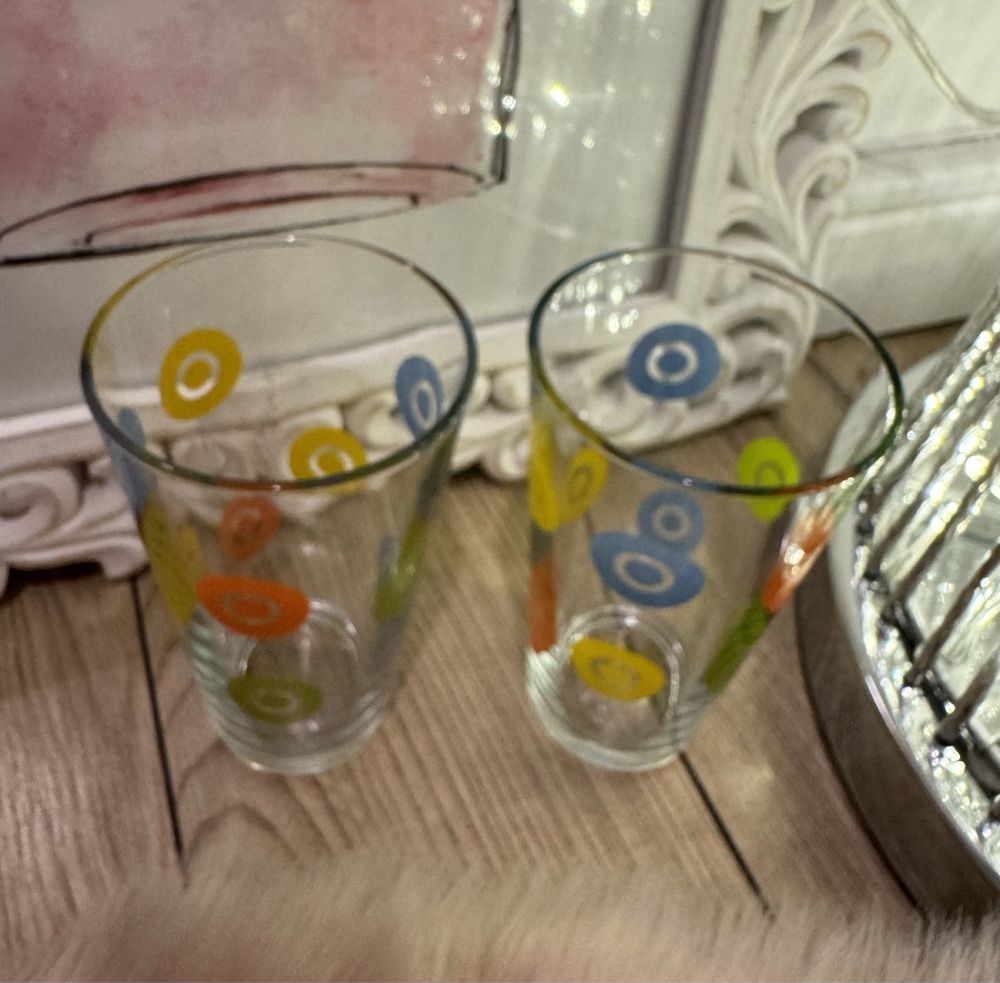 Dwie szklanki w kolorowe kółeczka