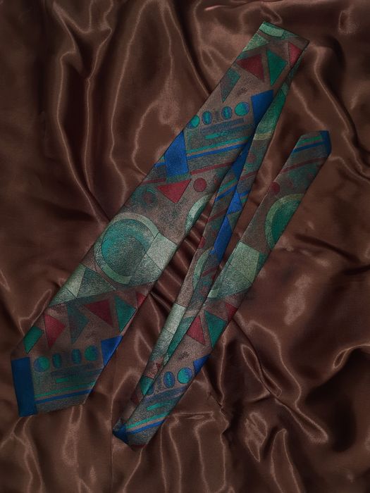 Галстук с геометричными фигурами