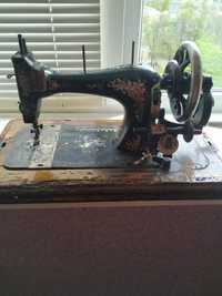 Антикварная швейная машина