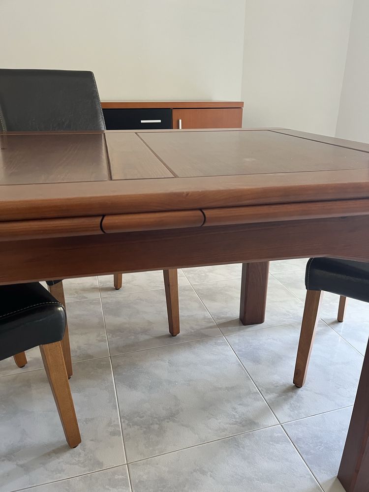 Mesa de jantar em madeira maçiça e 4 cadeiras e aparador