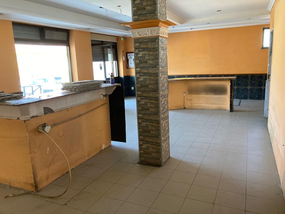 Arrendamento de espaço comercial na Rua Monte Xisto