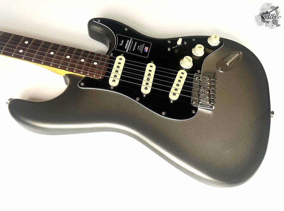 Новий Fender® American Professional II Stratocaster® '2021 Mercury