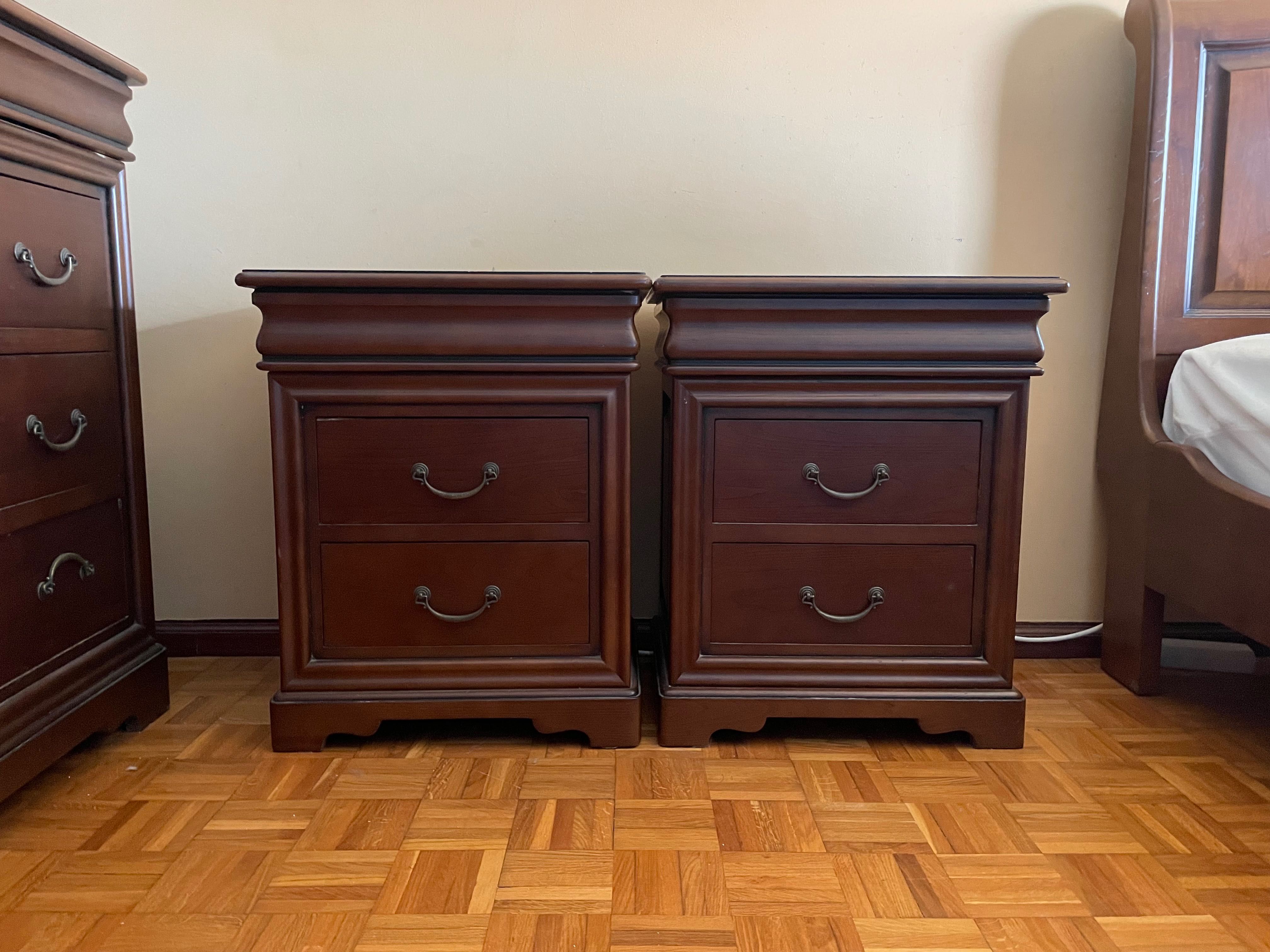 Quarto de casal, cama com colchão, 2 mesas cabeceira e cómoda.