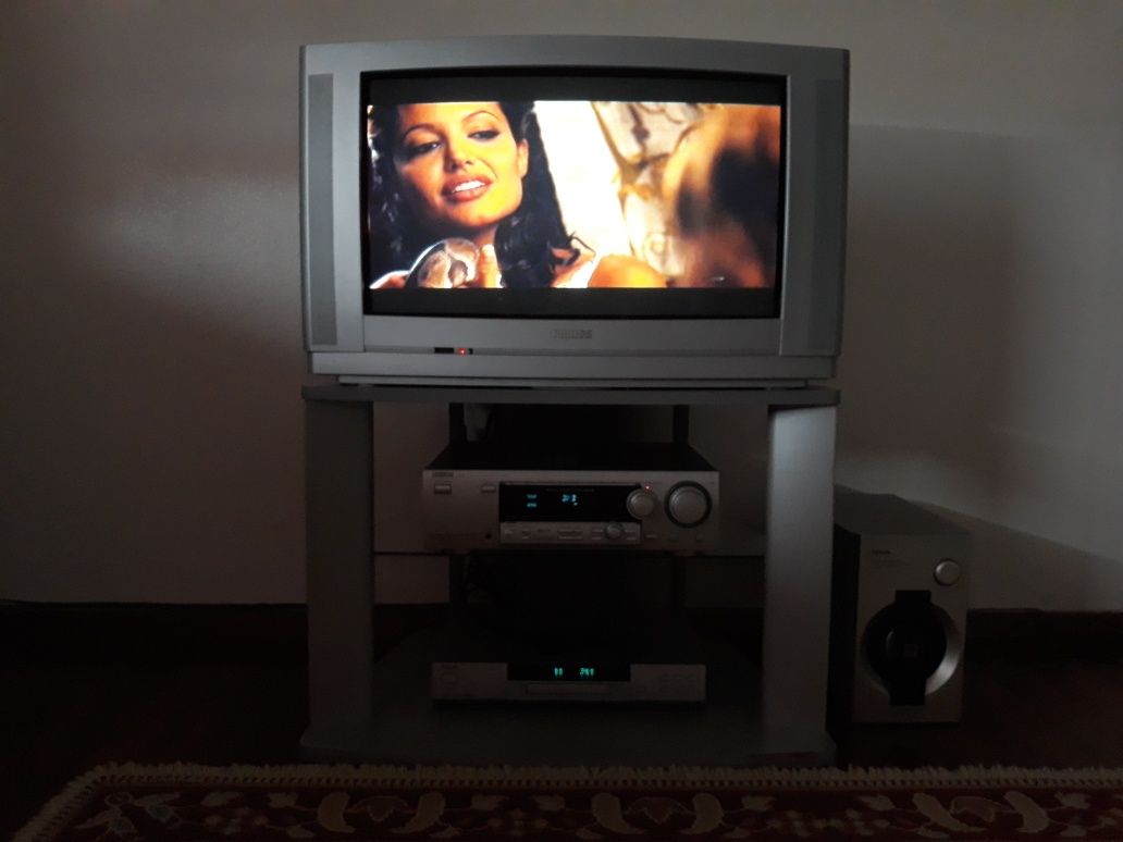 Vendo tv 70cms a funcionar bem, móvel incluído