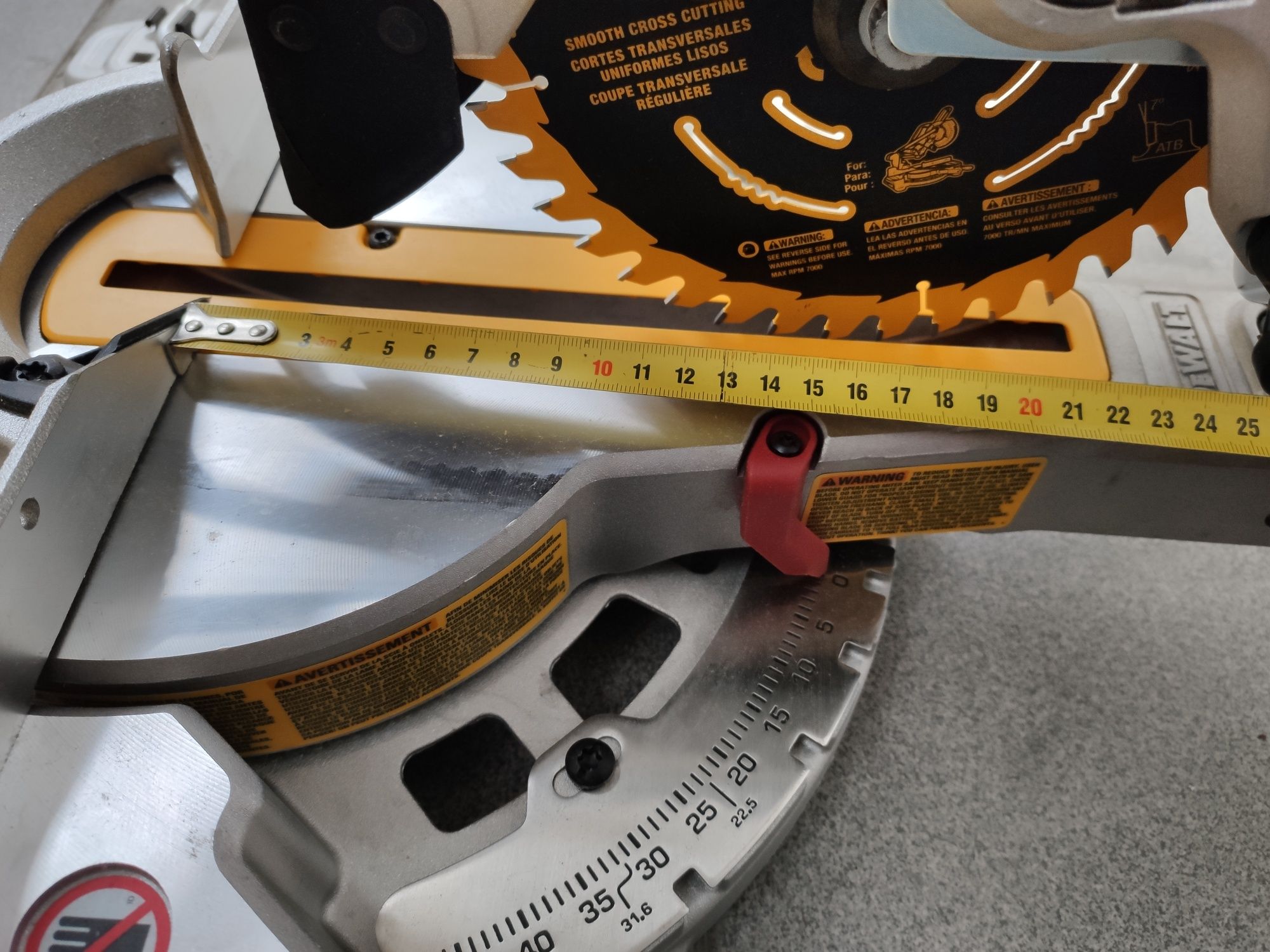 DeWALT DCS361b XR 20Vmax акумуляторна розсувна торцювальна пилка 184мм