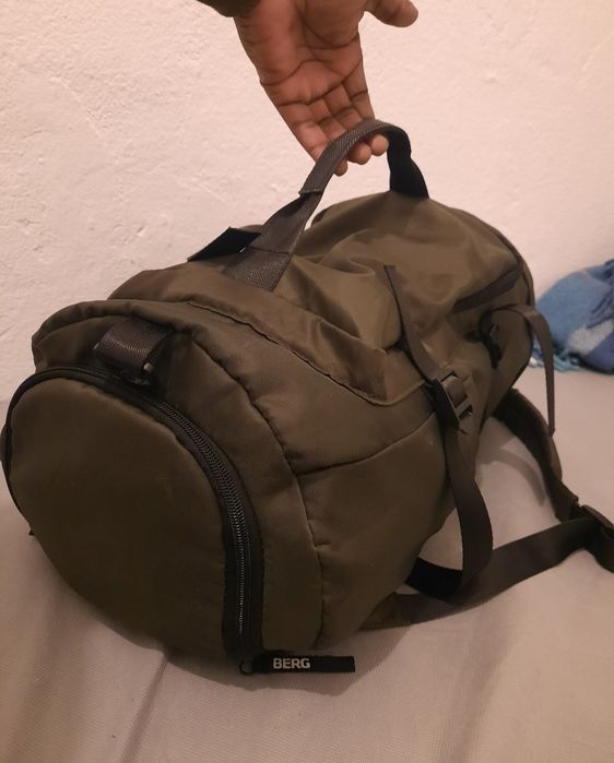 Vendo mochila berg verde c/ 3 deferentes pegas