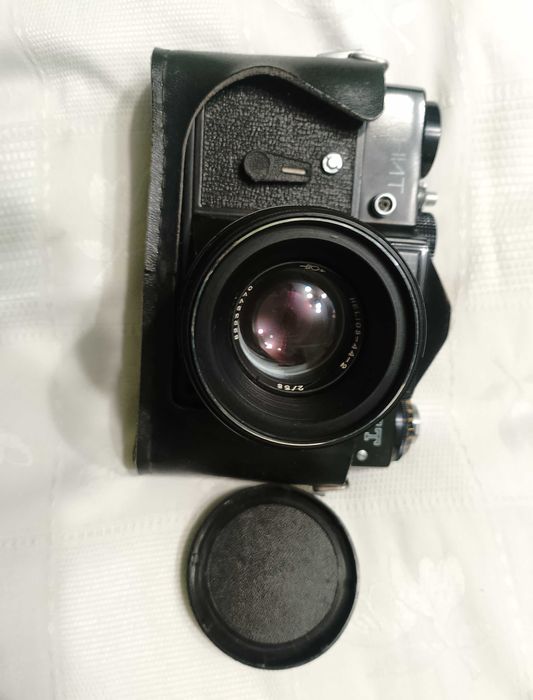 Советский объектив Гелиос 44-2 с фотоаппаратом Зенит ЕТ