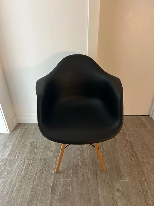 Cadeira preta c/ pés em madeira