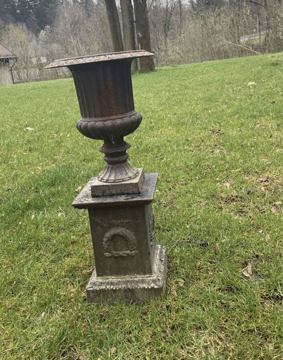Stara pałacowa donica żeliwna na postumencie
