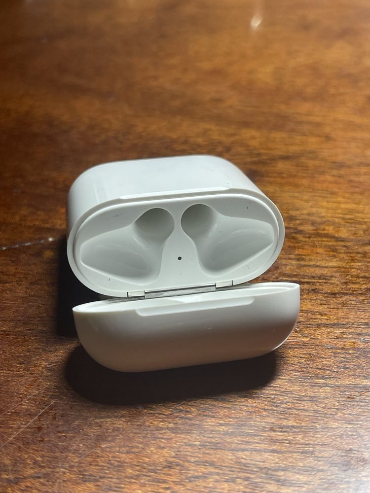 Оригінальний зарядний кейс для AirPods 2 + два “подарункові” навушники