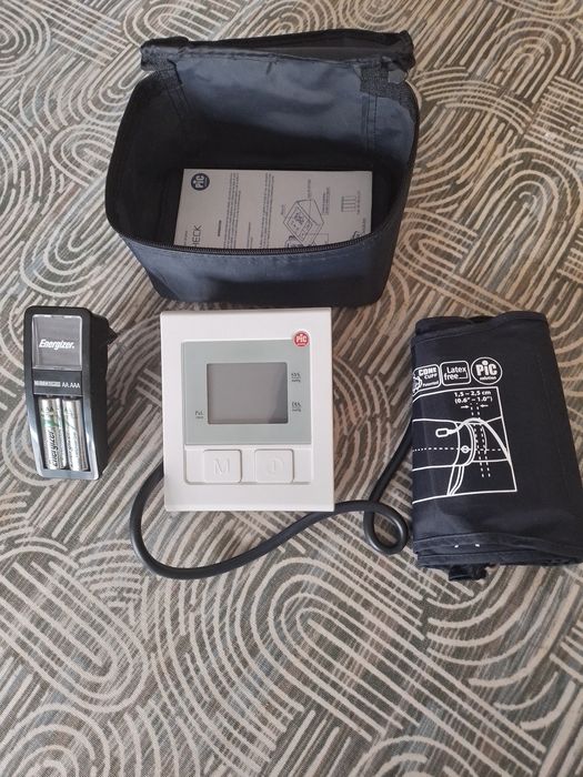 Aparelho de medir a tensão e carregador de pilhas Energizer .