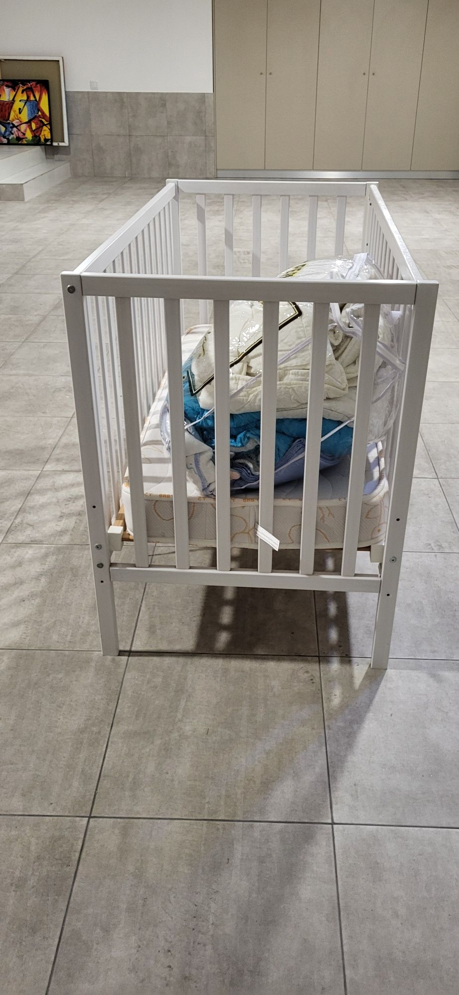 Berço bebé com colchão, roupa de cama (2 edredoes) e resguardo. Estado