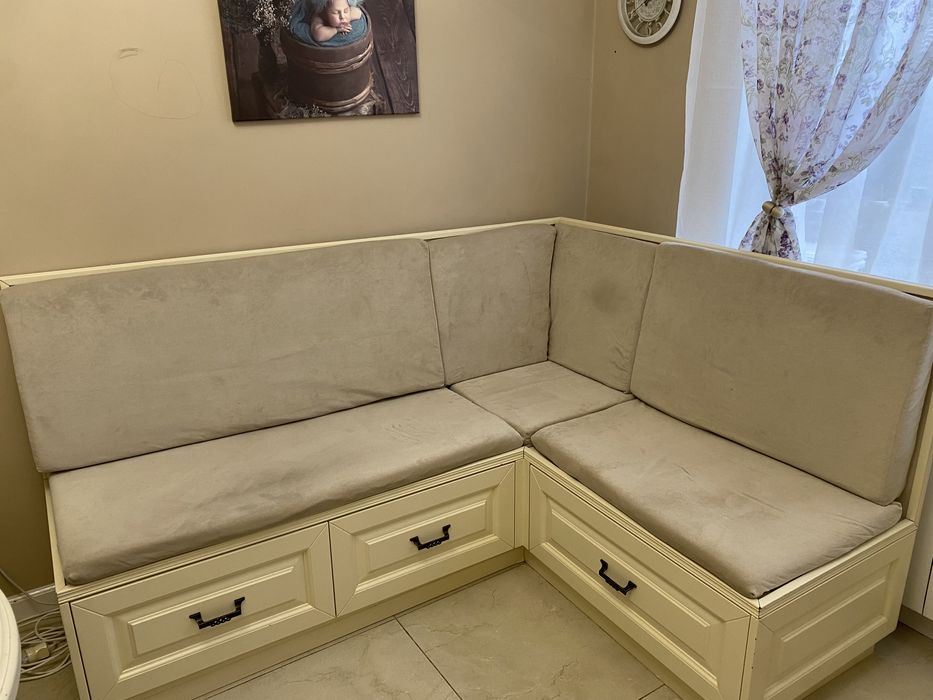 Кухонный уголок молочного цвета