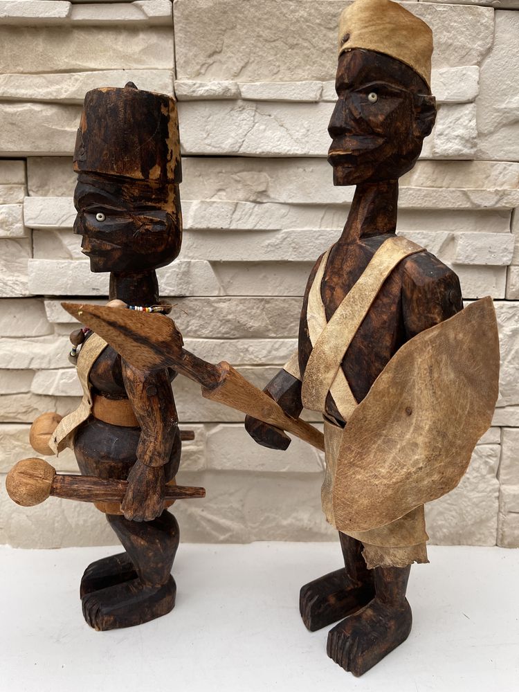 Stara afrykańska rzeźba z drewna czarnoskóry wojownik