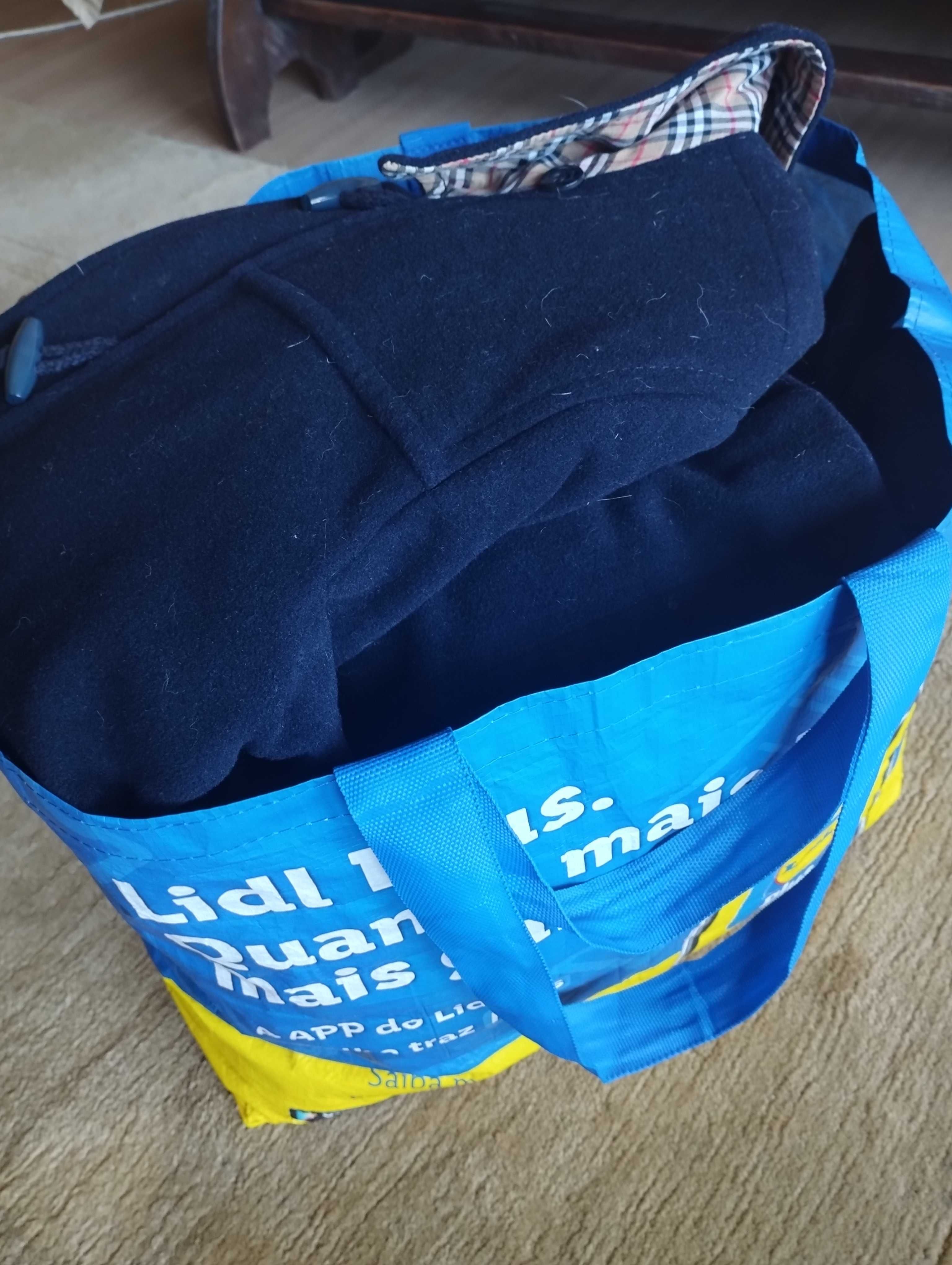 Varias peças de roupa mulher