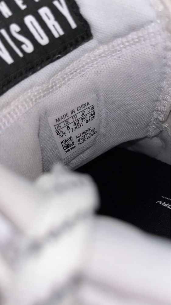 Кросівки Adidas для волейболу та занняттям спорту