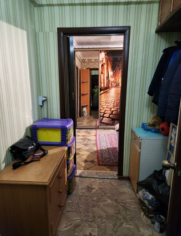 Продам 2-кімнатну квартиру з меблями.
