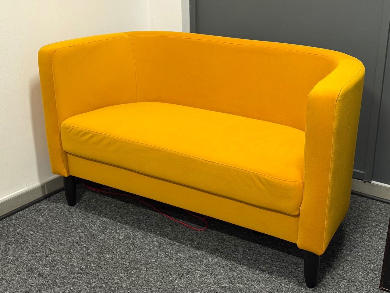 Żółta Sofa 140x71x62 cm - materiał hydrofobowy satyna