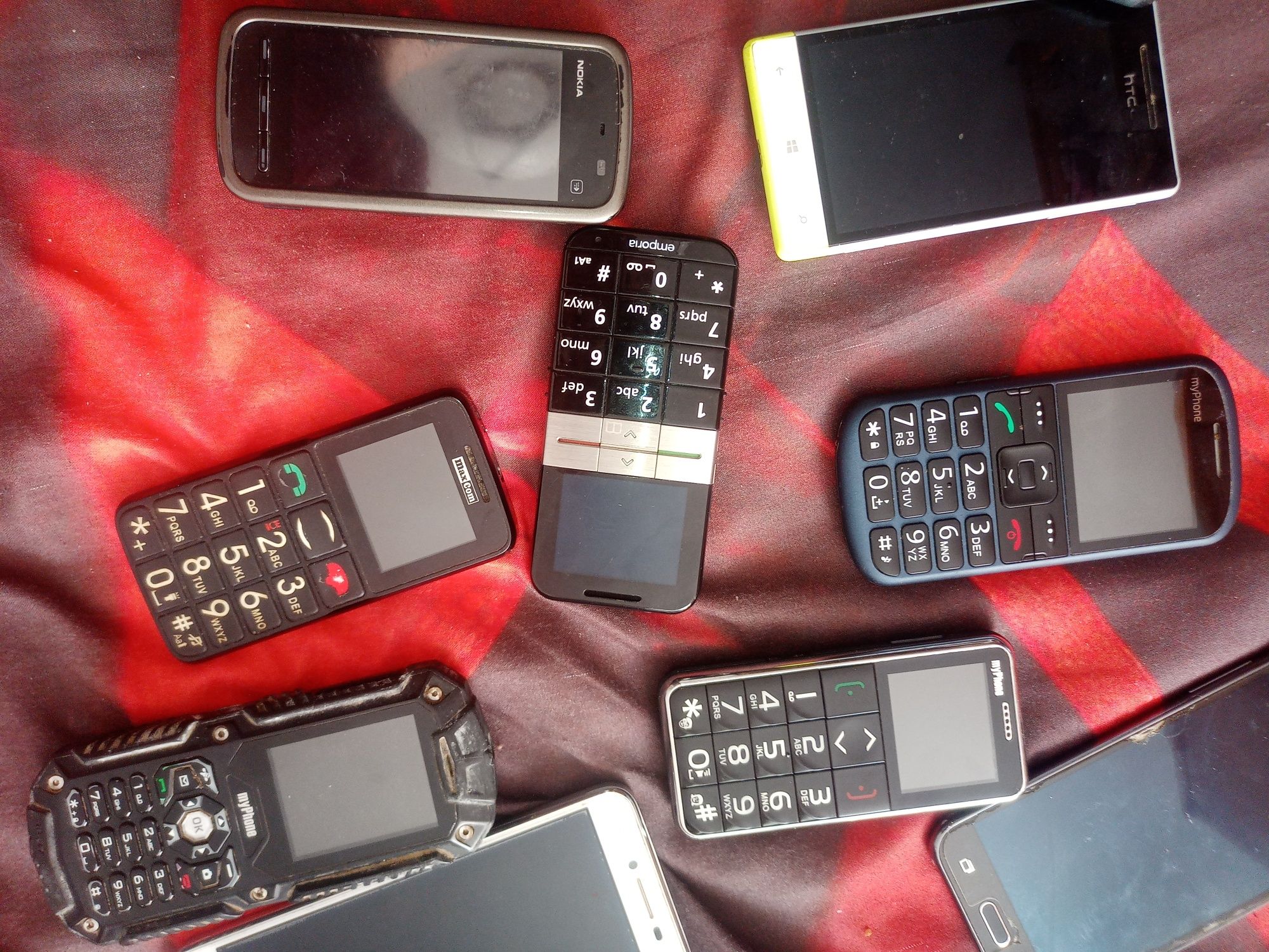 Sprzedam tanio telefony komórkowe uszkodzone