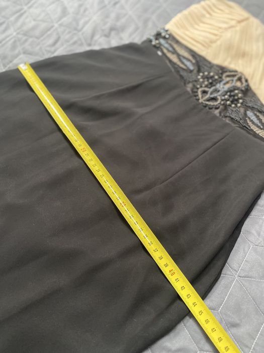 XS/S sukienka wyjatkowa bezowo-czarna efektowne zdobienia