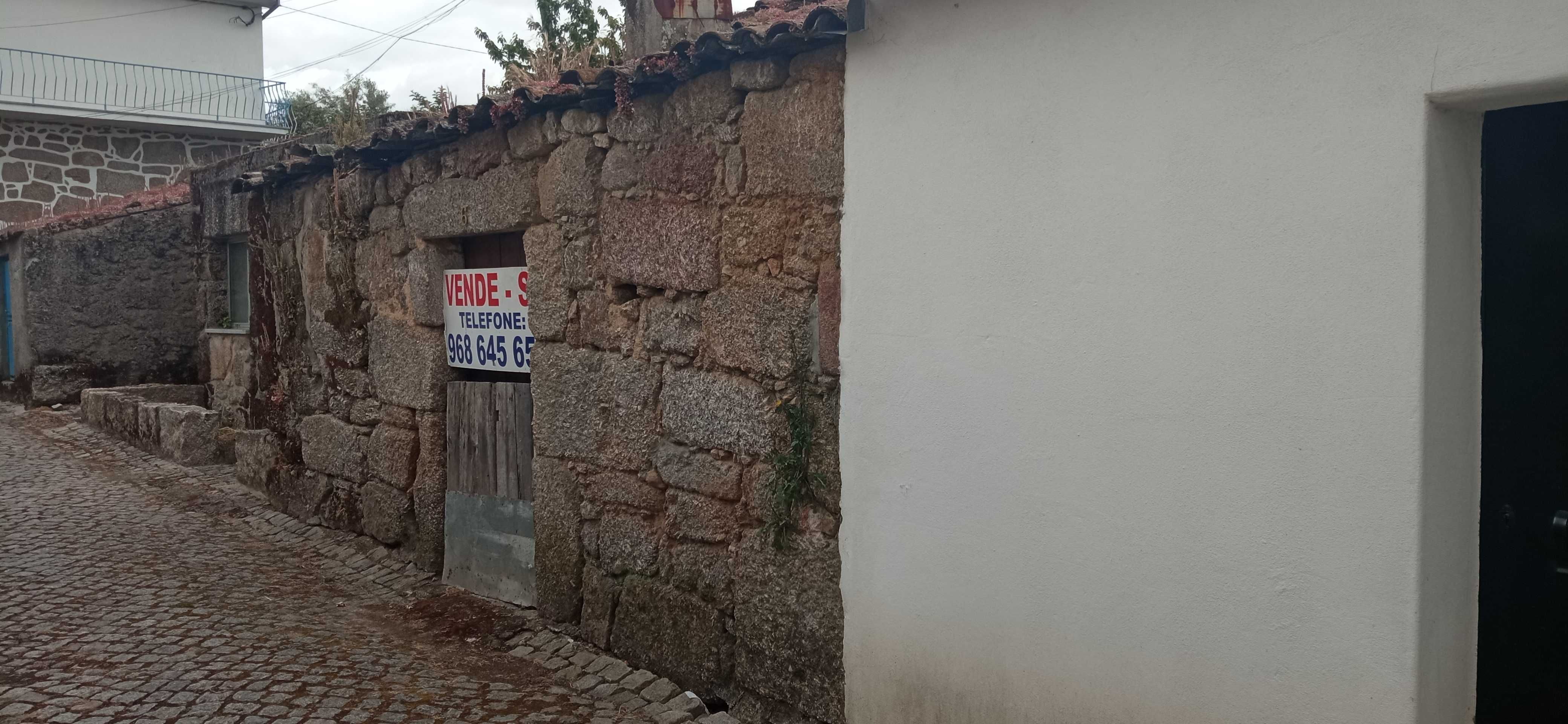 Duas Casas  para reconstruir na aldeia da Ratoeira