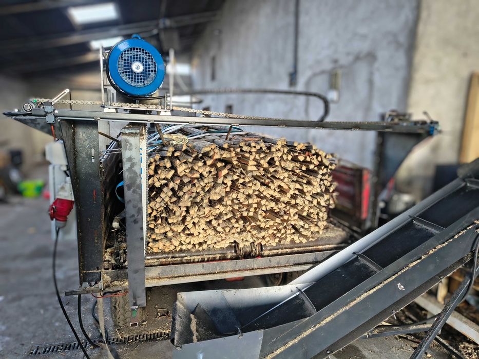 Piła łańcuchowa elektryczna do drewna pelet zrębka zrzynki opał