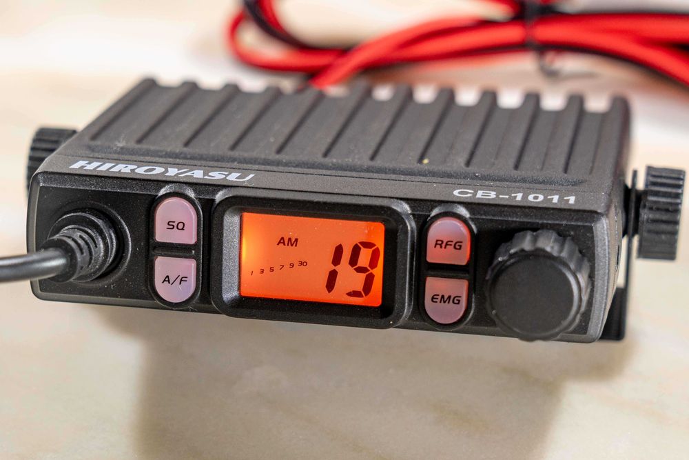 Radio CB de 8W com 40 canais em AM e FM.