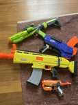 Várias pistolas nerf