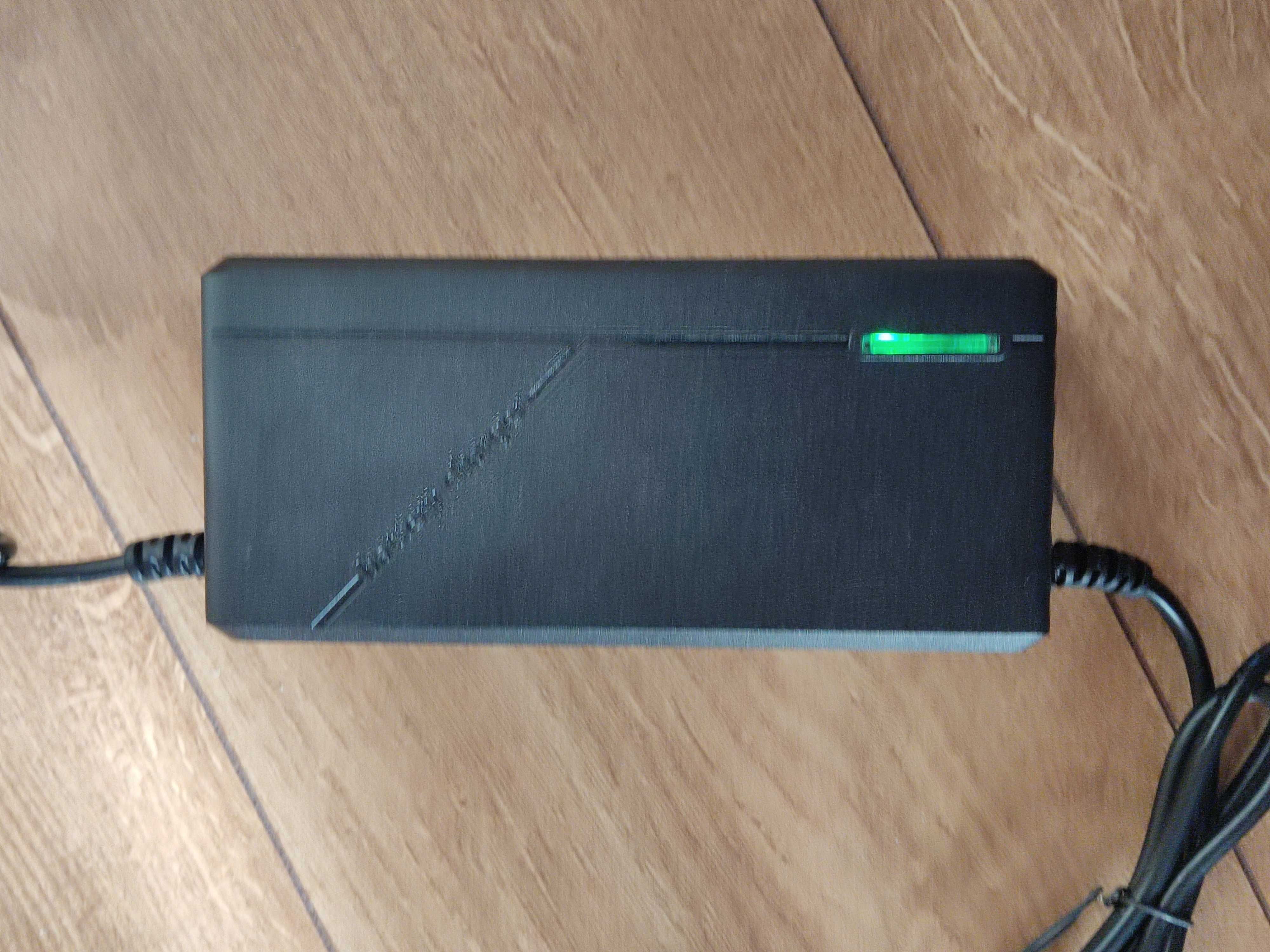 Ładowarka z wentylatorem do baterii 16 s 60 (67,2) Volt 3 A