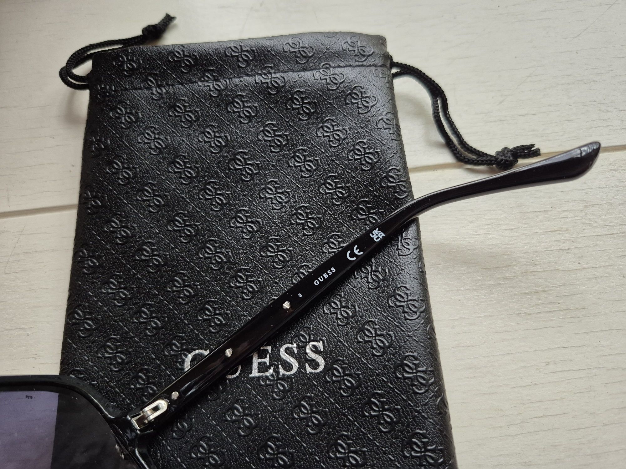 Okulary Przeciwsłoneczne Guess GF6203 01W
