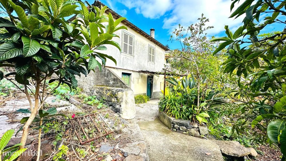 Terreno com moradia para recuperar no Poço Gil - Machico
