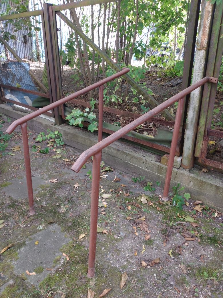 Poręcze metalowe przy schodkach