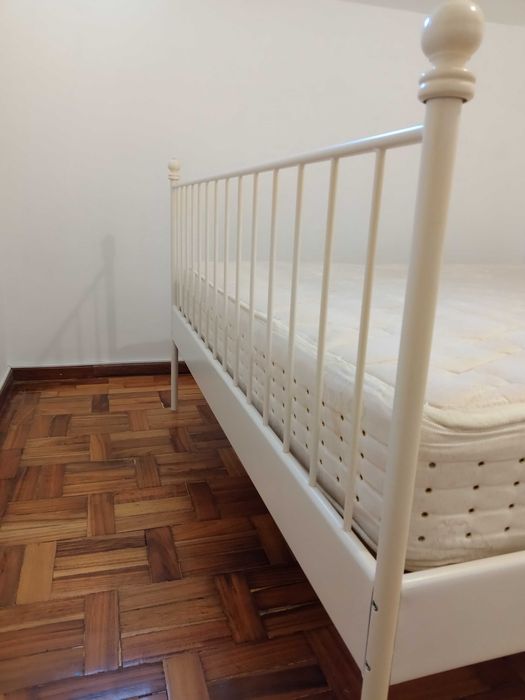 Cama de casal IKEA com estrado e colchão