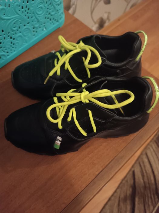 Продам женские кроссовки натуральная кожа