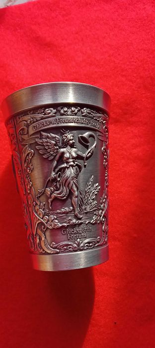 Вишукані речі з олова, стакан