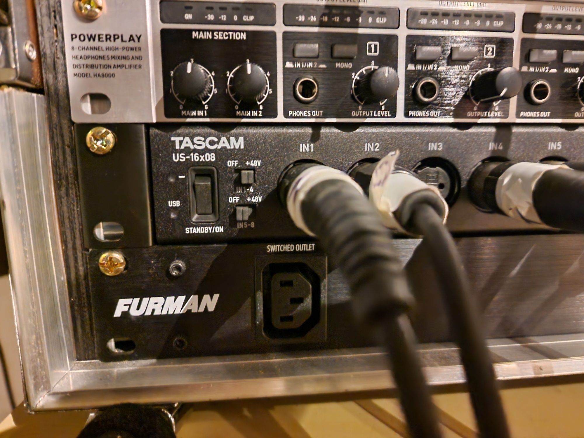 16 kanałowy Interfejs USB. Tascam idealny do nagrywania perkusji i zes