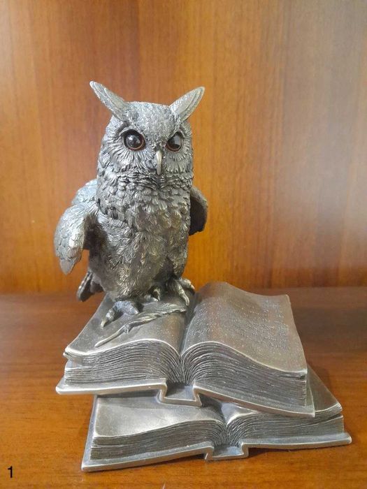 Статуетка сови на книгах