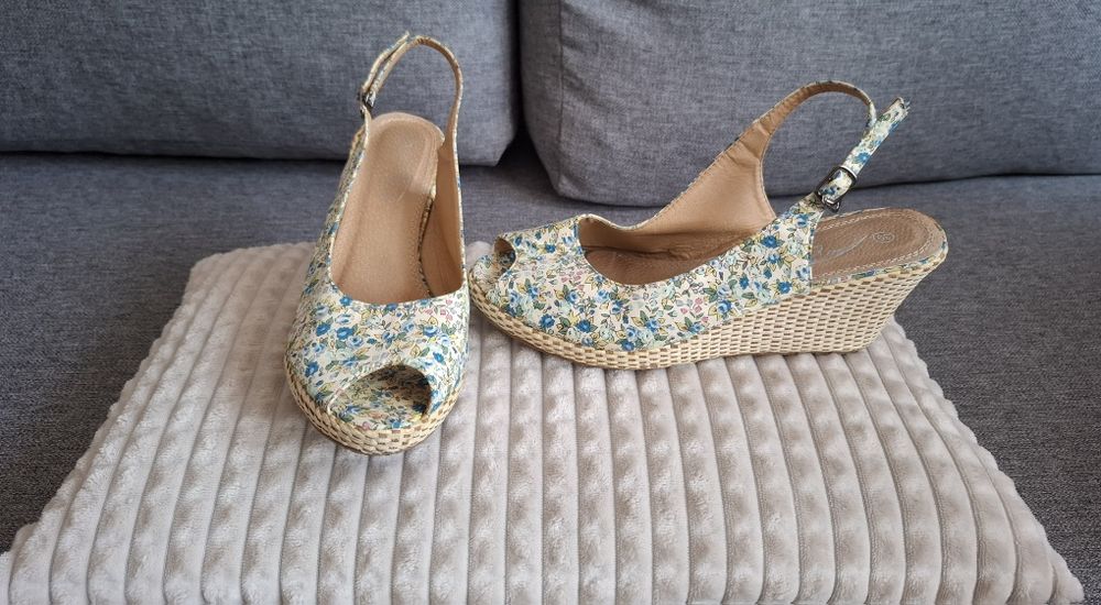 Buty sandałki kwiatowe rozmiar 39,wkładka 25 cm