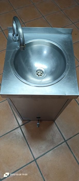 Lavatório pia em inox com pedal.