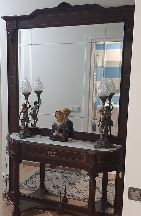 Escrivaninha antiga em madeira e outros antigos