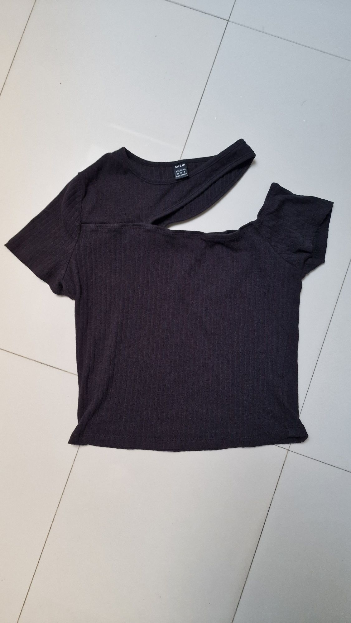 Asymetryczny t-shirt top ozdobny dekolt 38 M prążkowany materiał elast