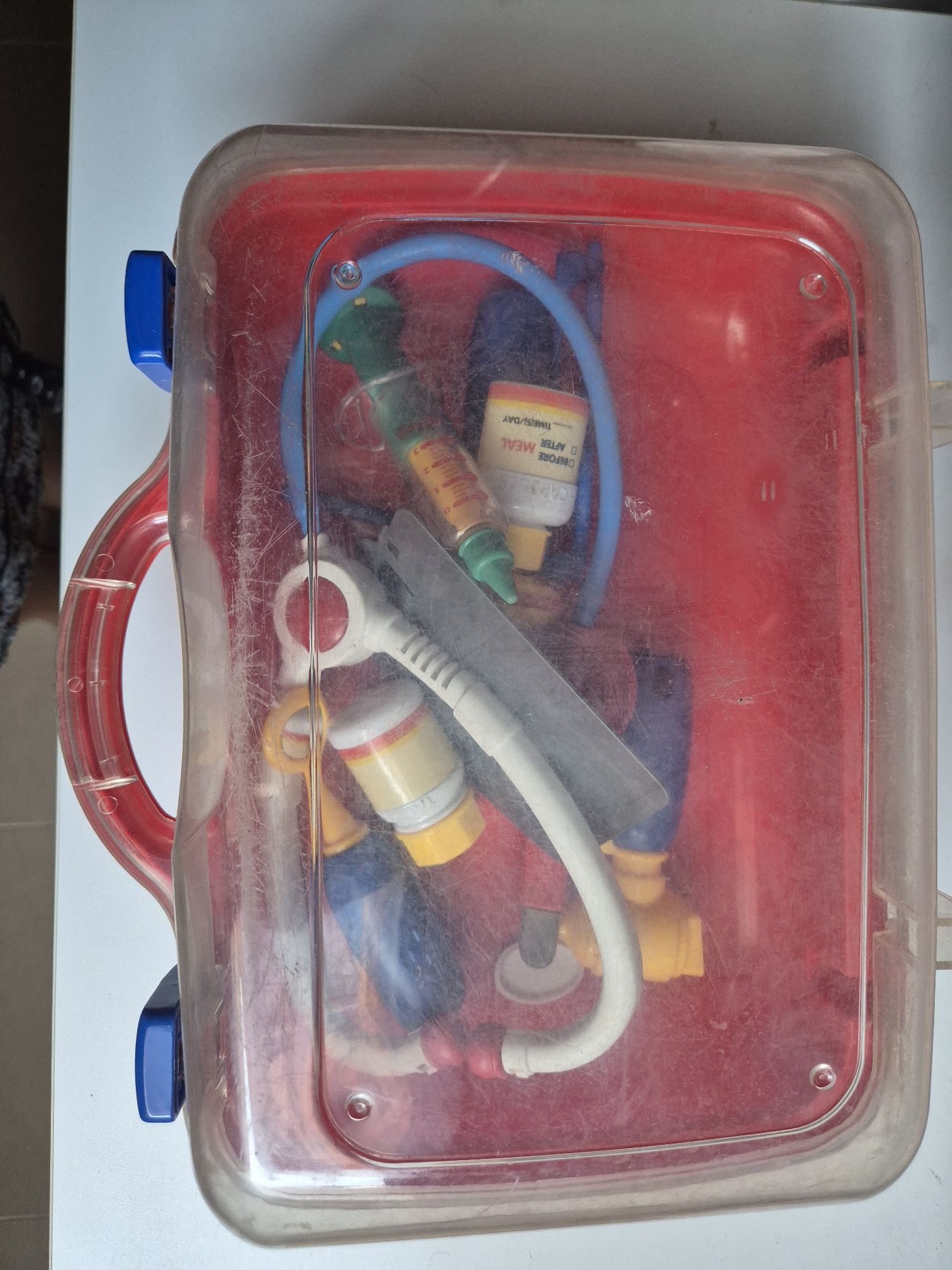 Mala plástica com utensílios médicos  infantis.